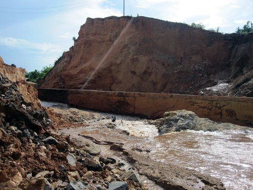 Sự cố vỡ đê quai của công trình thủy điện Ia Krêl 2 (xã Ia Dom, huyện Đức Cơ, Gia Lai) ngày 1-8-2014 gây thiệt hại cho cả người dân lẫn chủ đầu tư. sự cố vỡ đê quai của công trình thủy điện Ia Krêl 2 (xã Ia Dom, huyện Đức Cơ) ngày 1-8-2014 gây thiệt hại cho cả người dân lẫn chủ đầu tư.