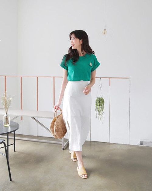  Phối hợp cùng những set đồ mang lại sự thoải mái và năng động là các món phụ kiện hot trend ngày hè như túi cói, dép bệt.