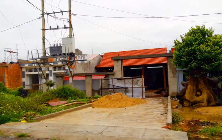 Căn nhà gỗ 3 gian của Chủ tịch UBND xã Đắk Ruồng