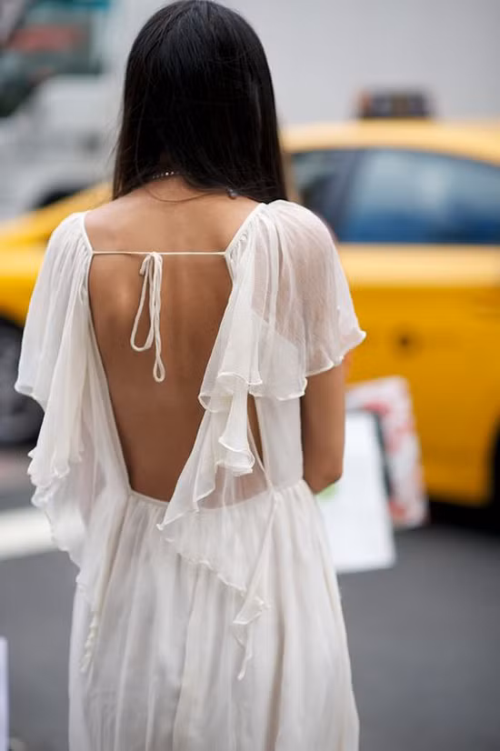 Váy hở lưng trần được phối hợp nhịp nhàng cùng xu hướng bèo nhún để mang tới nét điệu đà cho phái đẹp. Váy hở lưng trần được phối hợp nhịp nhàng cùng xu hướng bèo nhún để mang tới nét điệu đà cho phái đẹp.