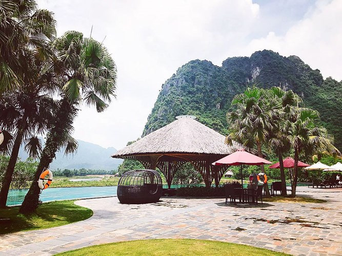  Suối khoáng Kim Bôi: Nhờ nguồn nước khoáng nóng tự nhiên chảy ra từ lòng đất rất tốt đối với sức khỏe (chữa các bệnh viêm khớp, huyết áp, dạ dày…) nên rất nhiều khách đã chọn suối nước nóng Kim Bôi là nơi nghỉ ngơi và du lịch vào mùa đông. Ảnh @jolie88.88