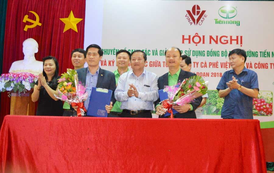 Ký kết hợp tác. Ảnh: Đinh Yến