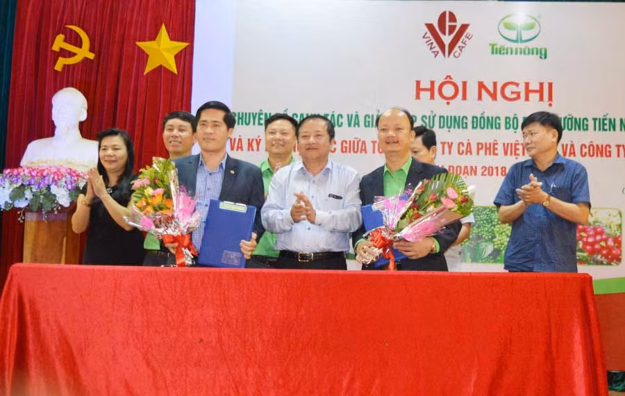 Ký kết hợp tác. Ảnh: Đinh Yến