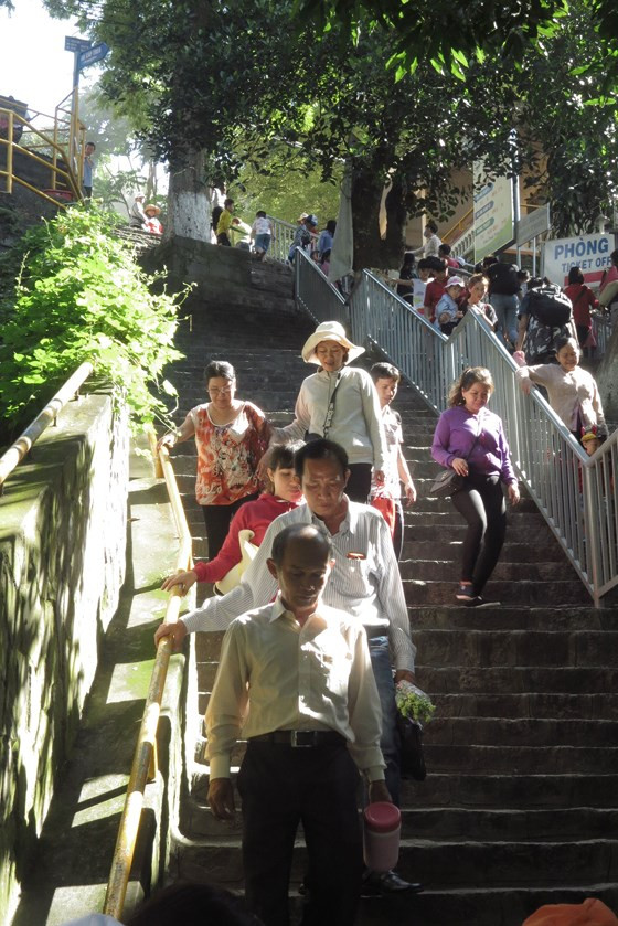 Du khách đi lễ chùa Bà trên núi Bà Đen