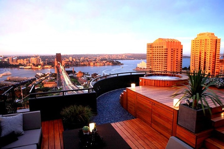 Sân thượng này được bố trí bồn tắm, giúp cho chủ nhân vừa thư giãn, vừa ngắm nhìn thành phố từ trên cao.