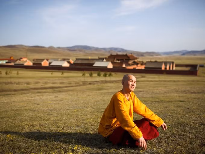  Lobsang Tayang là một chàng trai 29 tuổi với bốn năm học và nghiên cứu tại đây. Tayang được giao nhiệm vụ dạy hai học viên trẻ - một vị trí đáng ra phải cần tới 20 năm kinh nghiệm.