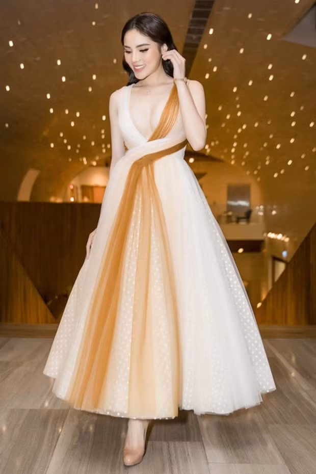 Chiếc đầm voan xòe với những nếp vải chuyển màu được sắp xếp uốn lượn theo đường cong cơ thể là một sáng tạo từ bàn tay Lê Thanh Hòa, vừa thể hiện sự nữ tính nhưng vẫn không kém phần quyến rũ nhờ đường khoét ngực vừa sâu hun hút.