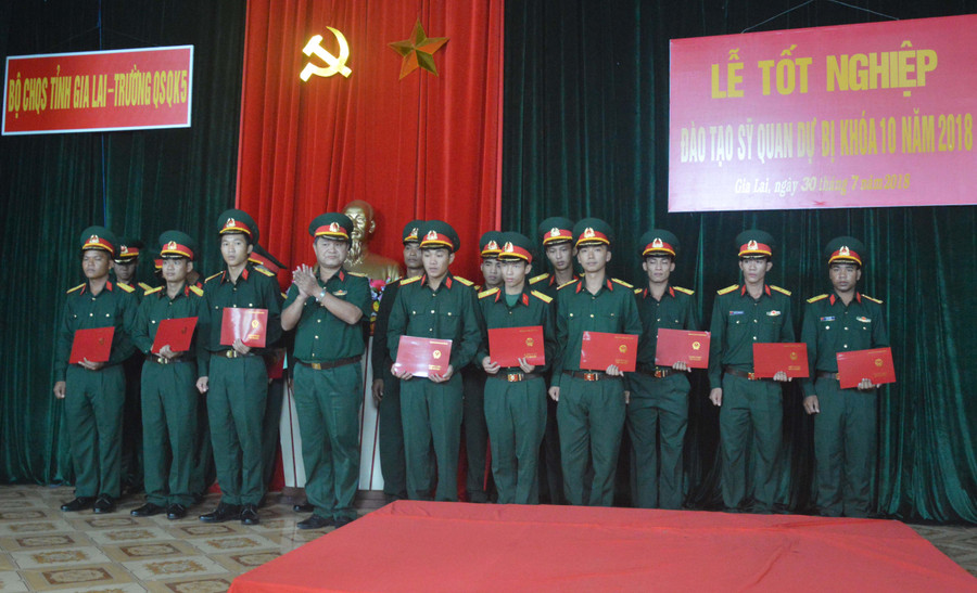 Đại tá Đinh Văn Dũng-Phó Chỉ huy trưởng, Tham mưu trưởng Bộ Chỉ huy Quân sự tỉnh trao quyết định cho các học viên