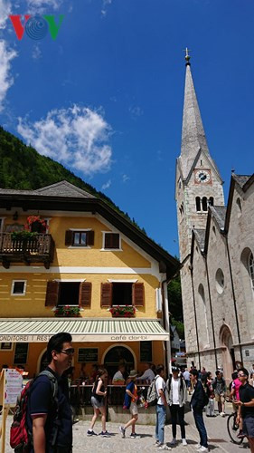  Tuy nhiên, du khách đến làng quá đông, làm ảnh hưởng đến cuộc sống của người dân nơi đây.