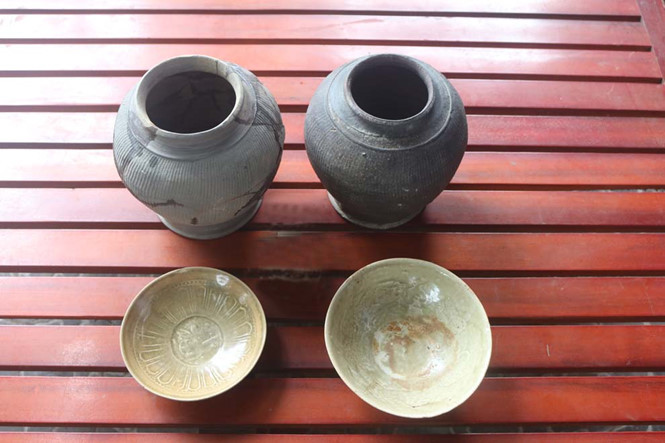 2 hũ, 1 đĩa và 1 bát bằng gốm cổ.