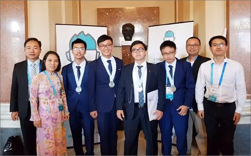 Đội tuyển học sinh tham dự Olympic Vật lí quốc tế năm 2018 chụp ảnh với các thầy cô giáo