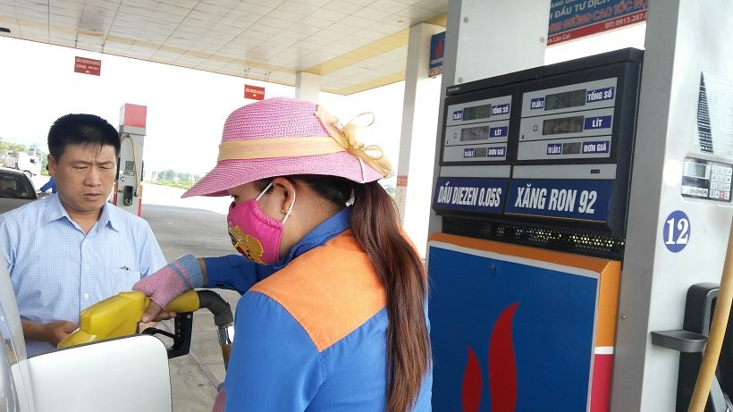 1 Nếu tăng kịch trần thuế bảo vệ môi trường, giá xăng dầu sẽ chịu áp lực mạnh. Ảnh: L.Bằng