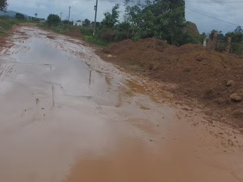 Đoạn đường không ổ voi thì nhầy nhụa, trơn trượt