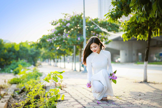 Ngân chia sẻ: “Mình có niềm đam mê với trang phục áo dài nên không đắn đo trong khoản trang phục mà chọn luôn ngay từ đầu. Vì công việc khá bận và bản thân mình cũng đang có những dự án riêng trong thời gian tới nên lâu lâu cũng không đi chụp ảnh. Mình muốn có những hình ảnh cùng bằng lăng trước khi hoa tàn vì đây là loài hoa mình rất yêu thích”.