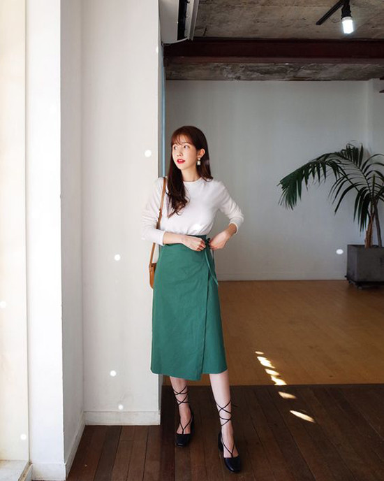 Váy vạt quấn cũng là một trong những món đồ các nàng mê ăn mặc theo xu hướng nên tham khảo. So với mốt áo trễ vai, sơ mi tay bồng, váy bèo nhún thì đây là trang phục hot không kém.
