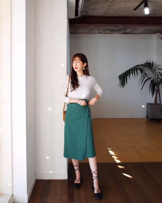 Váy vạt quấn cũng là một trong những món đồ các nàng mê ăn mặc theo xu hướng nên tham khảo. So với mốt áo trễ vai, sơ mi tay bồng, váy bèo nhún thì đây là trang phục hot không kém.