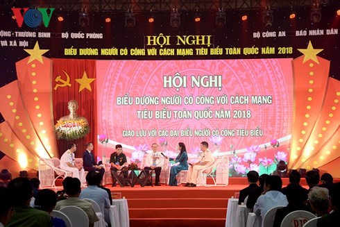 Các đại biểu giao lưu với những người có công tiêu biểu.