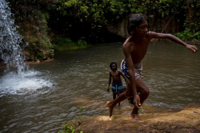 Hai thanh niên tắm trong hồ nước - Ảnh: DAVID MAURICE SMITH, OCULI/NG
