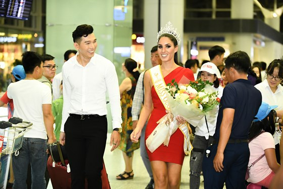 Hoa hậu Barbara Vitorelli cô cùng phấn khích khi được đón bởi siêu mẫu Ngọc Tình Hoa hậu Barbara Vitorelli cô cùng phấn khích khi được đón bởi siêu mẫu Ngọc Tình