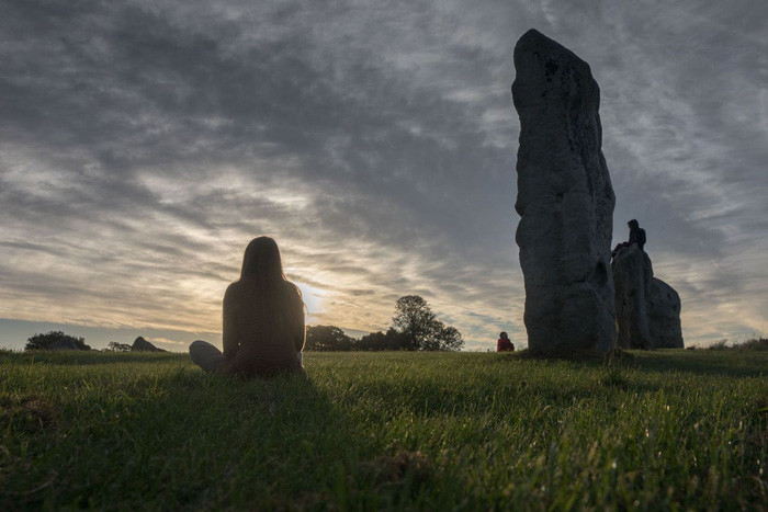  Cô gái ngồi suy tư ngắm ánh nắng bình minh ngày hạ chí - Ảnh: Matt Cardy/Getty Images