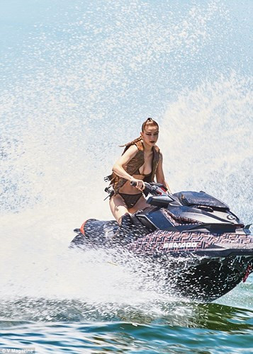 Gigi Hadid thể hiện những nét quyến rũ mới so với những hình ảnh thường thấy trên sàn catwalk.