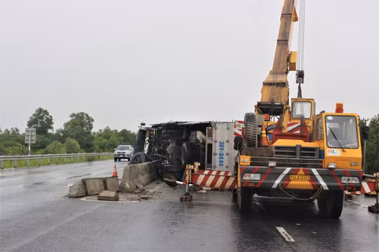  Xe tải gặp nạn đang được cẩu ra khỏi hiện trường.