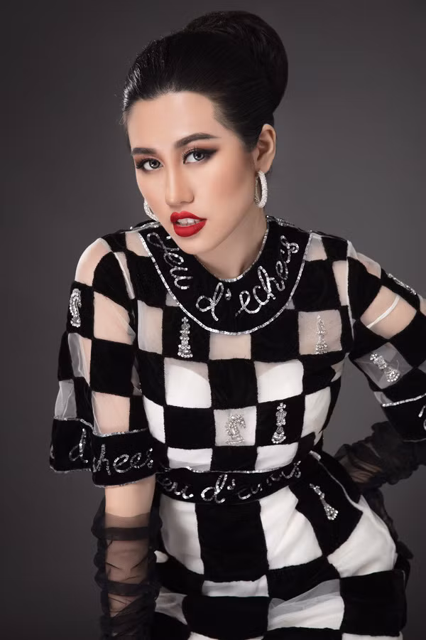 Hoa khôi Tỏa sáng 2014 cho biết, hiện tại cô tập trung phát triển sự nghiệp, không muốn nói về chuyện tình cảm.