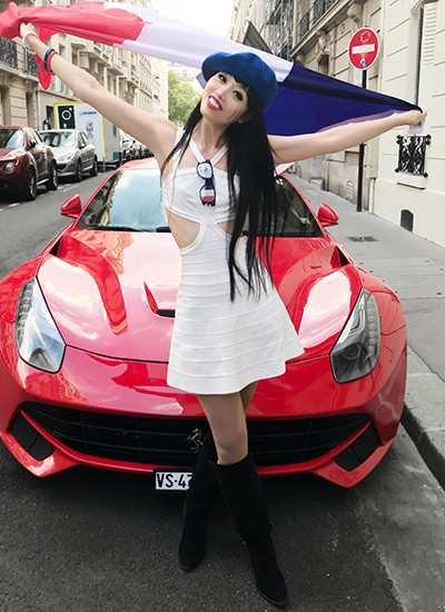 Pháp là quê hương thứ hai của Jessica Minh Anh nên cô xuống đường ăn mừng cùng mọi người.