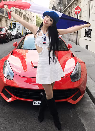 Pháp là quê hương thứ hai của Jessica Minh Anh nên cô xuống đường ăn mừng cùng mọi người.