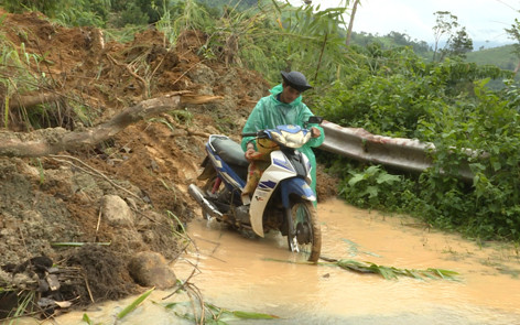 Sạt lở tại km 21 đến km 25 khu vực đầu làng Díp (xã Ia Kreng). Ảnh: T.V