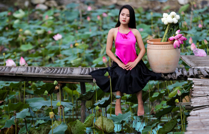  Để có thêm những bức ảnh đẹp, khách có thể thuê áo yếm, áo dài, khăn đóng... ngay tại đầm với giá 50.000 - 70.000 đồng.