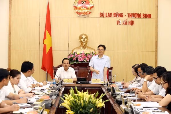 Phó Thủ tướng Chính phủ Vũ Đức Đam phát biểu tại buổi làm việc.