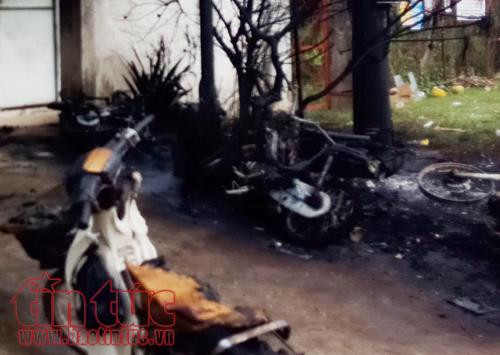 Nhiều xe máy gần hiện trường bị cháy, hư hỏng nặng.