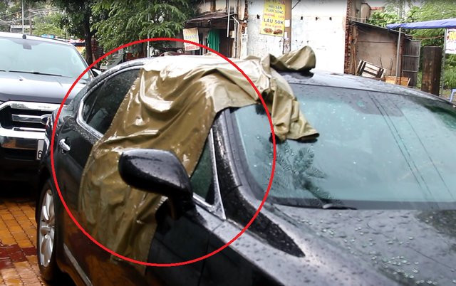 Kính xe bên phải của ông H. bị kẻ gian đập vỡ. Theo khai nhận của nạn nhân, kẻ trộm đã lấy bọc tiền gần 5 tỷ đồng.  Kính xe bên phải của ông H. bị kẻ gian đập vỡ. Theo khai nhận của nạn nhân, kẻ trộm đã lấy bọc tiền gần 5 tỷ đồng.