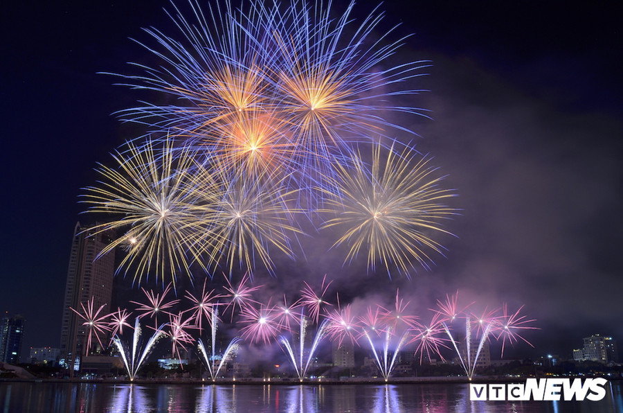 Người dân và khách tham quan Đà Nẵng đã được thưởng thức màn đại tiệc pháo hoa đặc sắc. 