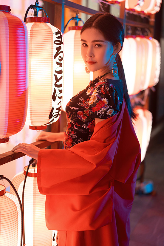 Ngân Anh nhận được nhiều lời khen ngợi của nhà thiết kế và êkíp về cách thể hiện thần thái trong buổi chụp.