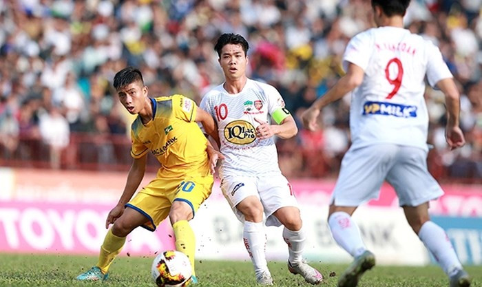 Cuộc đọ sức giữa SLNA (áo vàng) và HAGL tại vòng 20 V.League 2018 diễn ra khá hấp dẫn. Ảnh: I.T