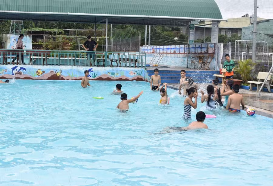  Một buổi tập bơi của các em học sinh. Ảnh: Phan Thương