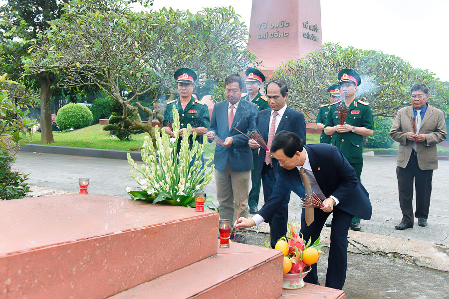 các đồng chí lãnh đạo tỉnh, lãnh đạo các đơn vị lực lượng vũ trang, lãnh đạo thành phố thắp hương viếng mộ phần Anh hùng Núp. Ảnh: Đức Thụy 