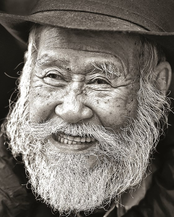  Nụ cười của cụ già bên hồ Gươm (Hà Nội)