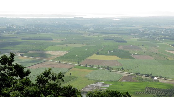  Từ trên núi nhìn xuống, du khách được thưởng ngoạn phong cảnh hữu tình của hồ Dầu Tiếng cùng sự yên ả của miền quê lân cận