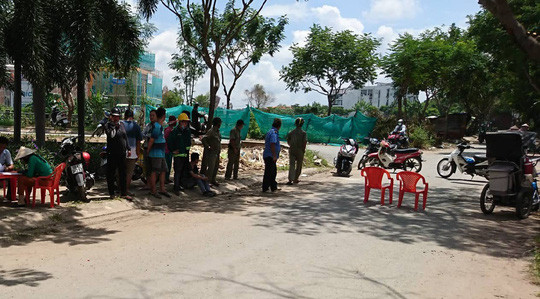 Lực lượng chức năng phong tỏa hiện trường để khám nghiệm và lấy thông tin từ các nhân chứng. Lực lượng chức năng phong tỏa hiện trường để khám nghiệm và lấy thông tin từ các nhân chứng.