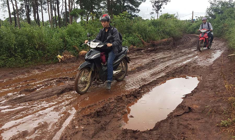  Mặt đường lầy lội và đọng nước khiến việc đi lại hết sức khó khăn. Ảnh: V.N