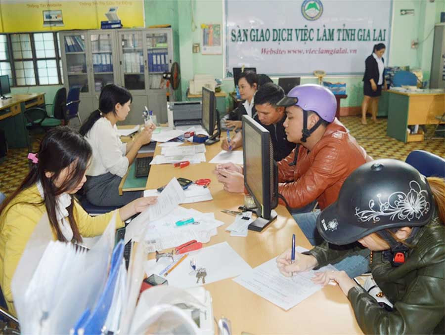  Lao động nộp hồ sơ hưởng trợ cấp thất nghiệp tại Trung tâm Dịch vụ việc làm tỉnh. Ảnh. đ.y