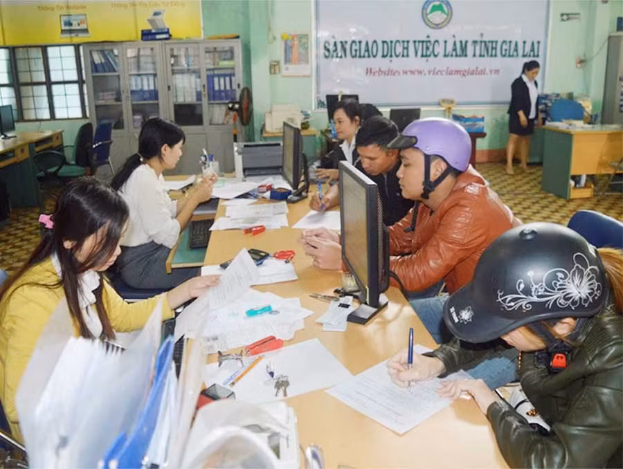  Lao động nộp hồ sơ hưởng trợ cấp thất nghiệp tại Trung tâm Dịch vụ việc làm tỉnh. Ảnh. đ.y