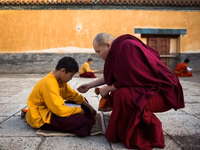 Các nhà sư trẻ rất mong mỏi có thể phục hồi nền Phật giáo rực rỡ trong quá khứ của quốc gia.