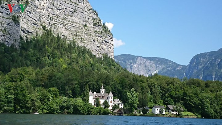 Một tòa lâu đài cổ ở cù lao giữa hồ