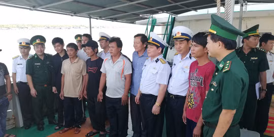 7 ngư dân của tàu gặp nạn được đưa về đất liền an toàn