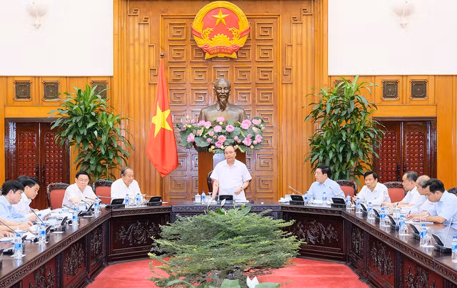  Thủ tướng Nguyễn Xuân Phúc phát biểu tại cuộc họp thường trực Chính phủ - Ảnh: VPCP