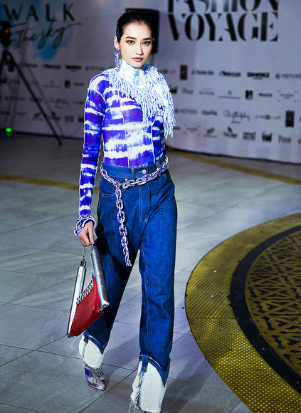 Trúc Diễm mở màn bộ sưu tập của nhà thiết kế gốc Việt A Sai Ta. Anh sinh ra, lớn lên và tạo dựng sự nghiệp tại London. Tên tuổi anh từng được giới thiệu trên nhiều tờ báo quốc tế như The Guardian, New York Times, Vogue Anh...  Trúc Diễm mở màn bộ sưu tập của nhà thiết kế gốc Việt A Sai Ta. Anh sinh ra, lớn lên và tạo dựng sự nghiệp tại London. Tên tuổi anh từng được giới thiệu trên nhiều tờ báo quốc tế như The Guardian, New York Times, Vogue Anh...